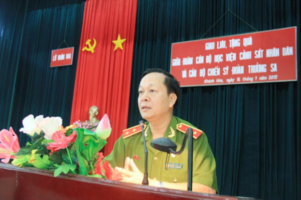 Đồng chí Trung tướng Nguyễn Xuân Yêm - Giám đốc Học viện phát biểu tại buổi làm việc với Lữ đoàn 146 - Lữ đoàn Trường Sa